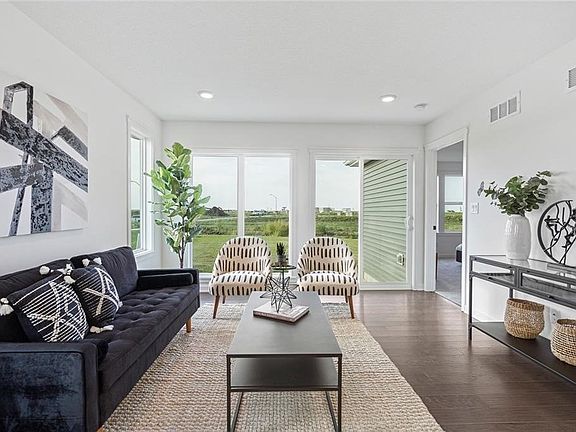 5th image of 615 Williamsburg Ln