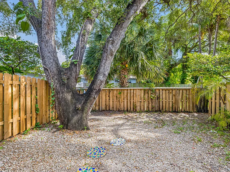 2928 SW 18th Ter — Photo 17