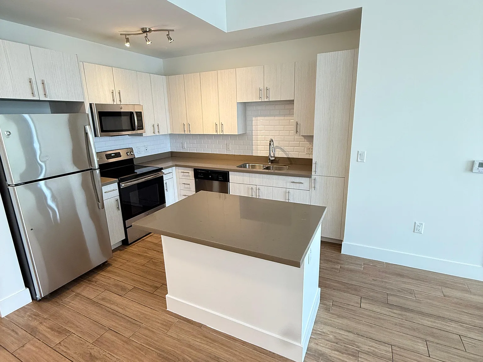 1 bed, 744 sqft, $1,899 — Photo 2
