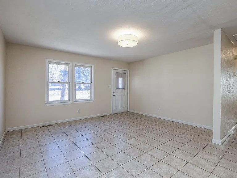 709 N Woodland St — Photo 2