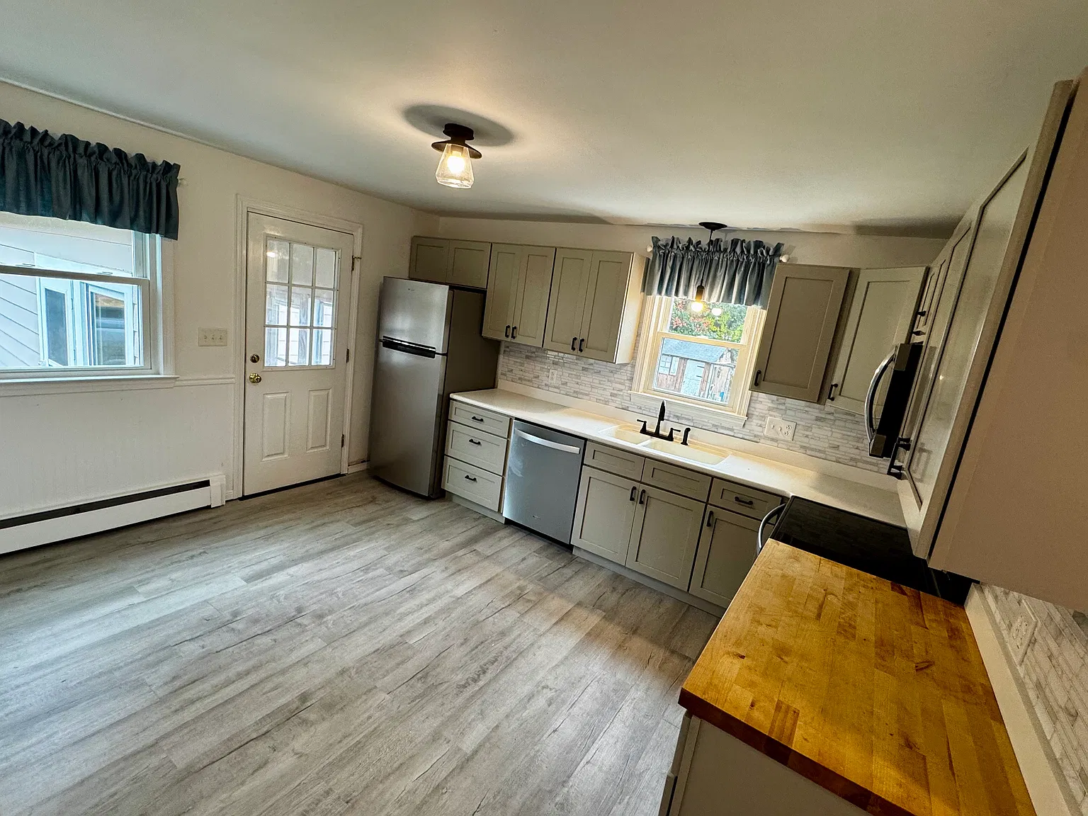 3 bed, 1.5 bath, 1428 sqft, $3,200 — Photo 3