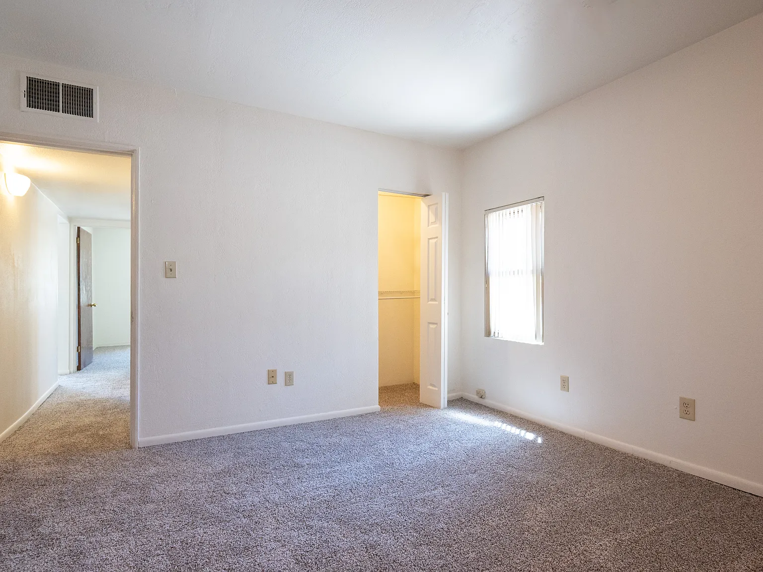 2 bed, 1300 sqft, $2,000 — Photo 2