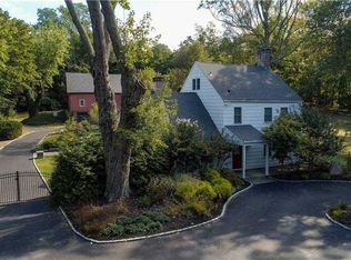 35 Gnarled Hollow Rd, East Setauket, NY 11733