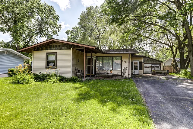 1911 Meadow Dr photo 1