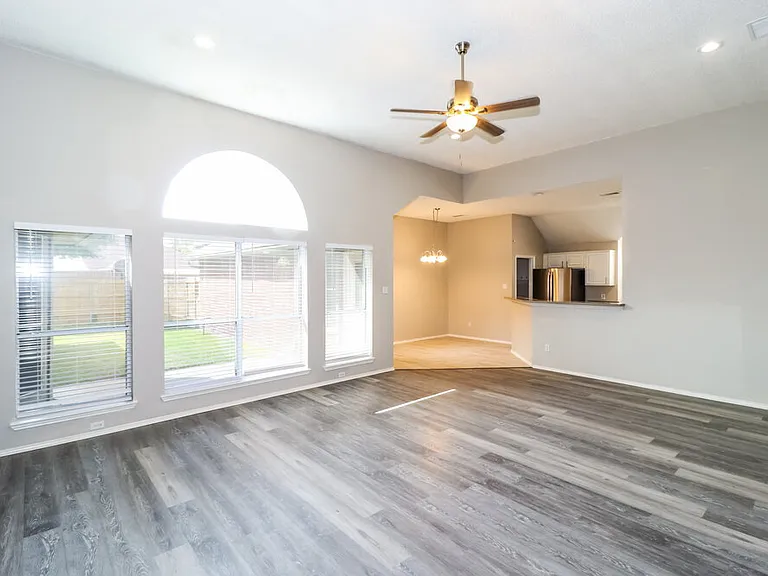 2407 Springfield Dr — Photo 10