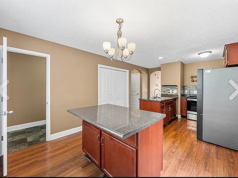 546 Falkland Cir — Photo 13