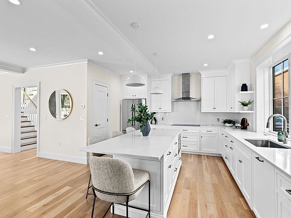 5th image of 32 Kingsbury St #B