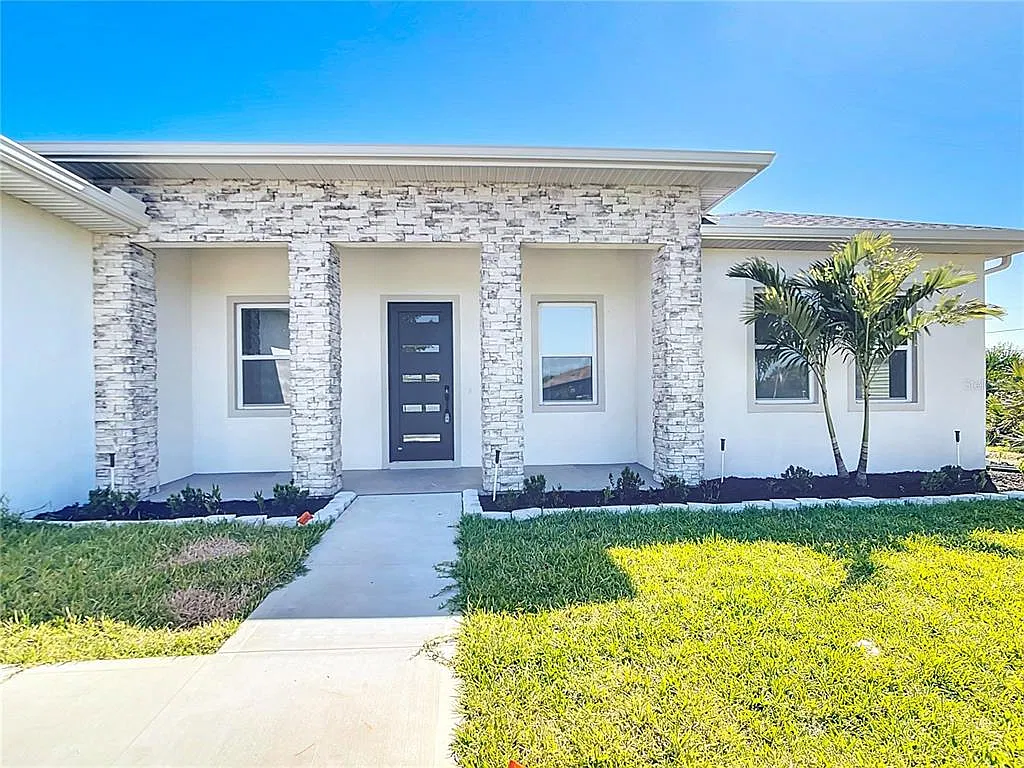 5 bed, 2.5 bath, 2580 sqft, $3,100 — Photo 2