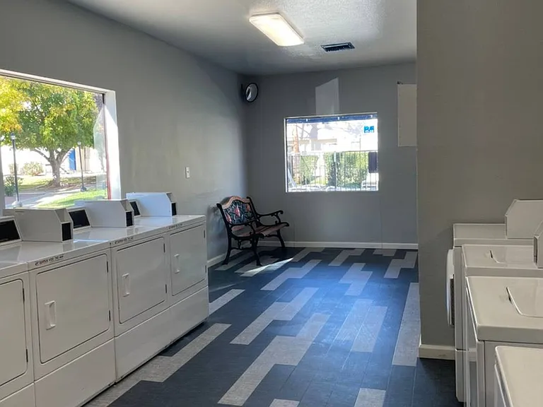 Laundry Room (3)