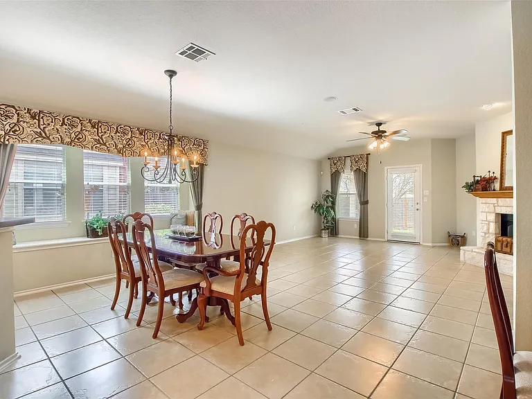 18720 Royal Pointe Dr — Photo 4