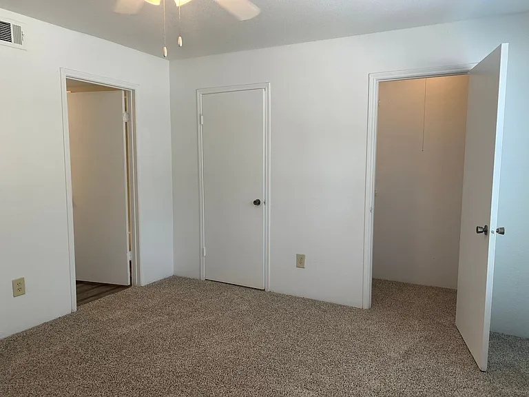 Emerald Cove Apartments — Photo 46