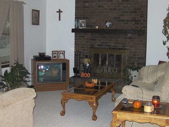 Living room w/fireplace