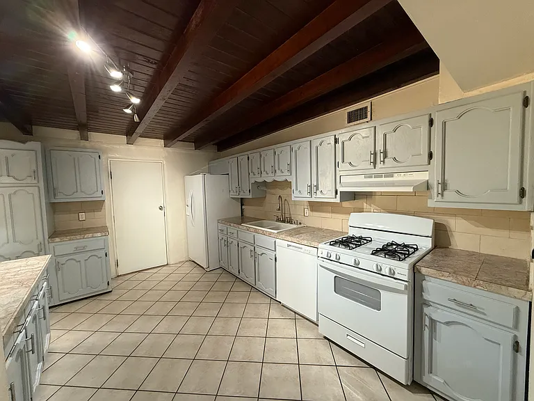 2834 Montclaire Dr NE — Photo 5