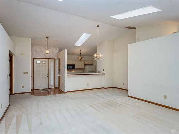 3rd image of 308 Windhaven Ct