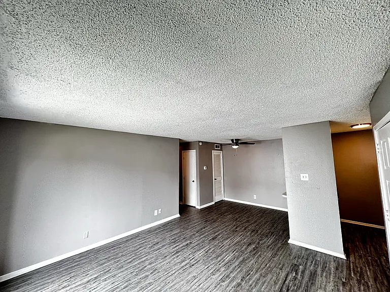 Saddle Ridge Apartments — Photo 31