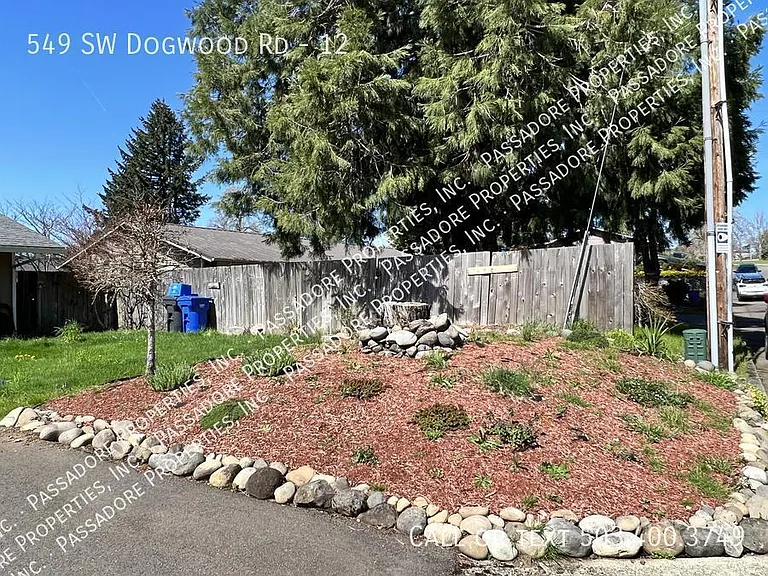 549 SW Dogwood Rd #12 — Photo 2