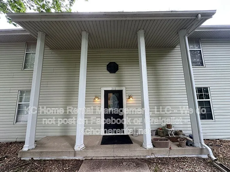 211 NW Barr Rd #C — Photo 3