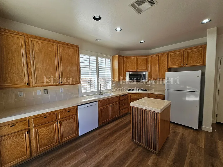 4782 Templeton St — Photo 3