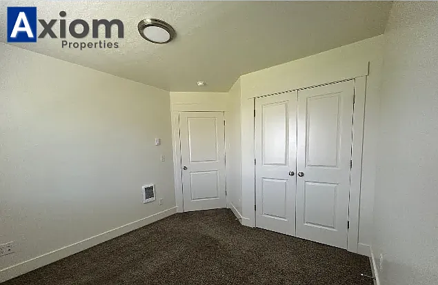Beautiful 3 bedroom 1 bathroom apartment available now! — Photo 39