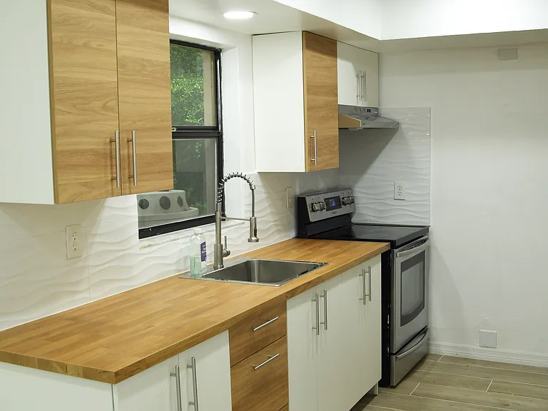 215 Leroy Ave #B — Photo 2