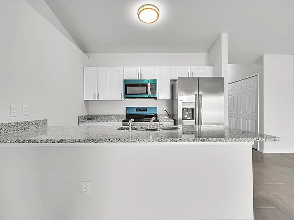 4th image of 1109 SE 5th Ct