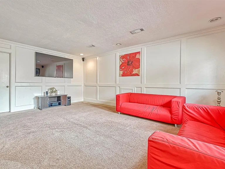 711 Lodgehill Ln — Photo 32