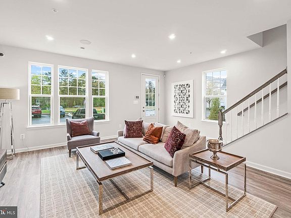 3rd image of 7111 Gladebrook Rd