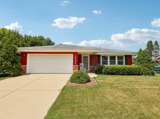 1213 River Park Cir W, Mukwonago, WI 53149