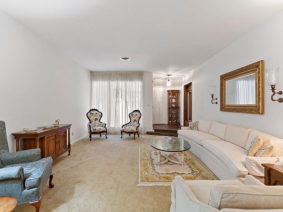3rd image of 2721 Oak Dr