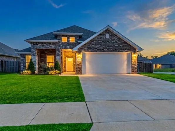 1070 Pink Lady Pl, Centerton, AR 72712
