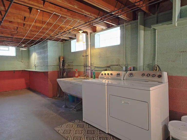 Newly painted bright warm tones. This photo has not been updated. New photo soon.