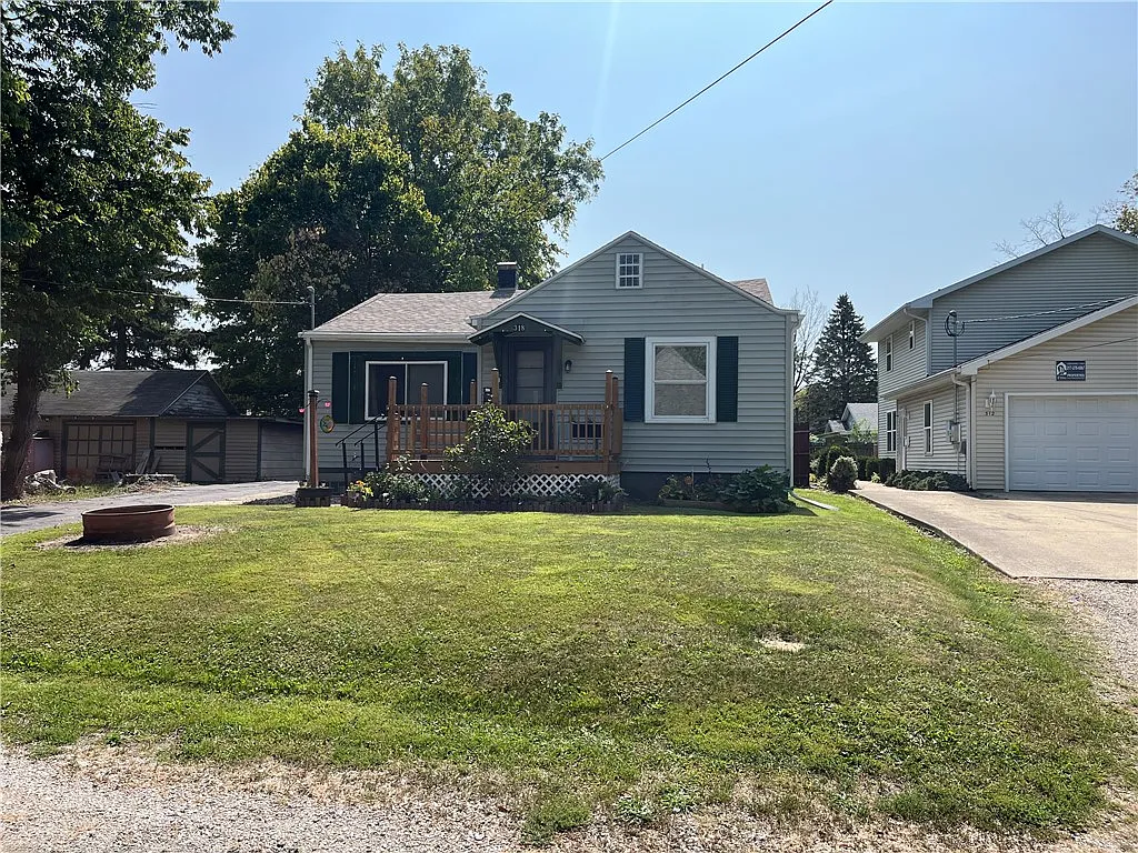 318 Tyler Ave photo 1