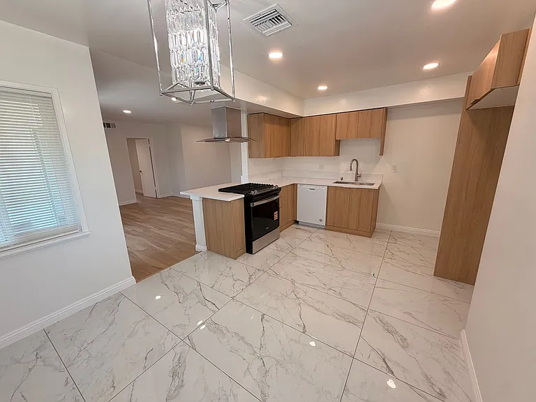 10500 La Reina Ave #E — Photo 12