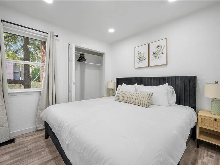 6413 Chimney Creek Cir — Photo 32