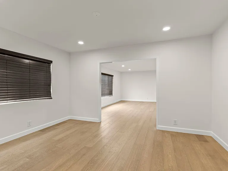 (El/Eu/Yo:B) 148 S. Oakhurst Drive — Photo 8