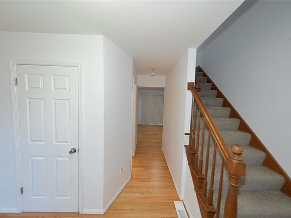 3rd image of 572 Enchanted Pkwy