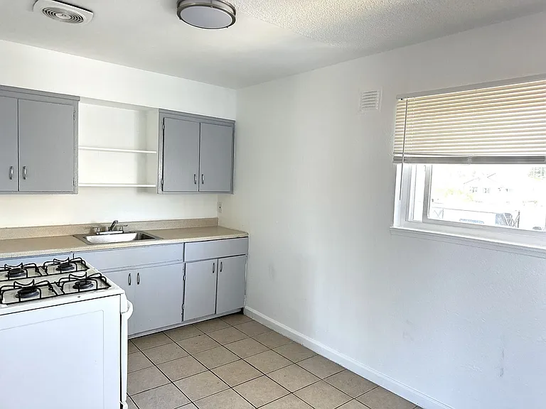 7123 Holly St — Photo 5