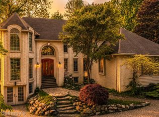 2855 Cranbrook Ridge Ct, Rochester, MI 48306