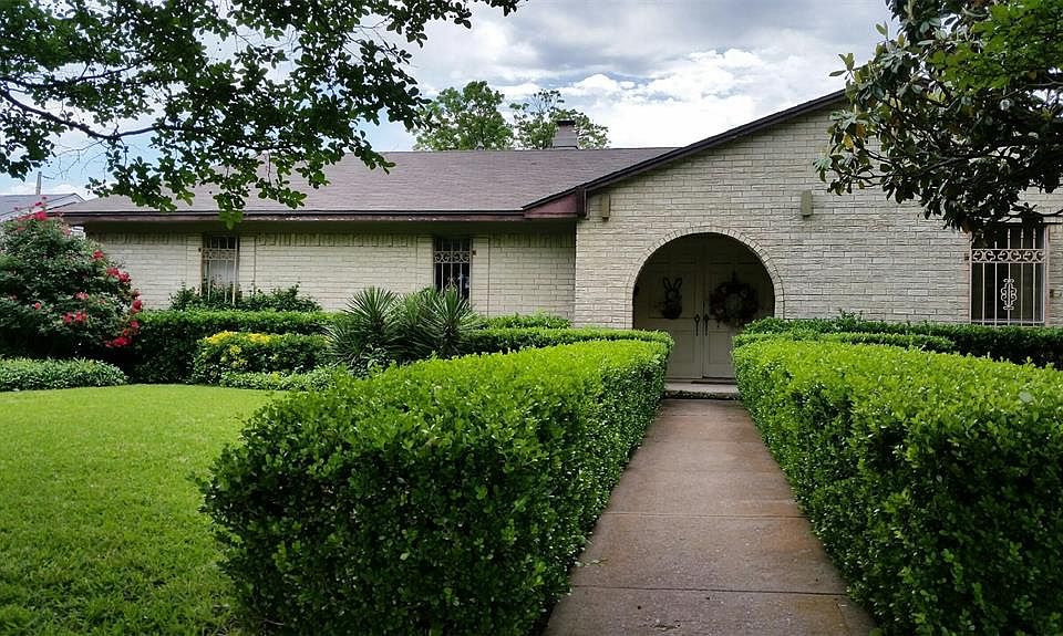 1st image of 2310 Larchmont Dr