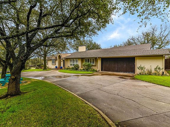 4th image of 1205 Western Hills Dr