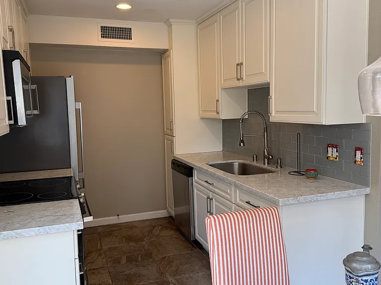 3290 6th Ave #2F — Photo 37