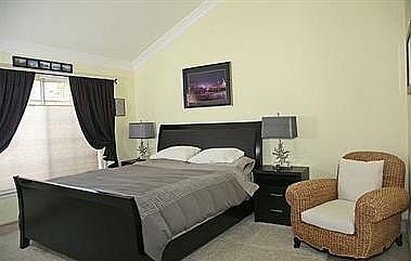 Spacious masterbedroom with walk in closet