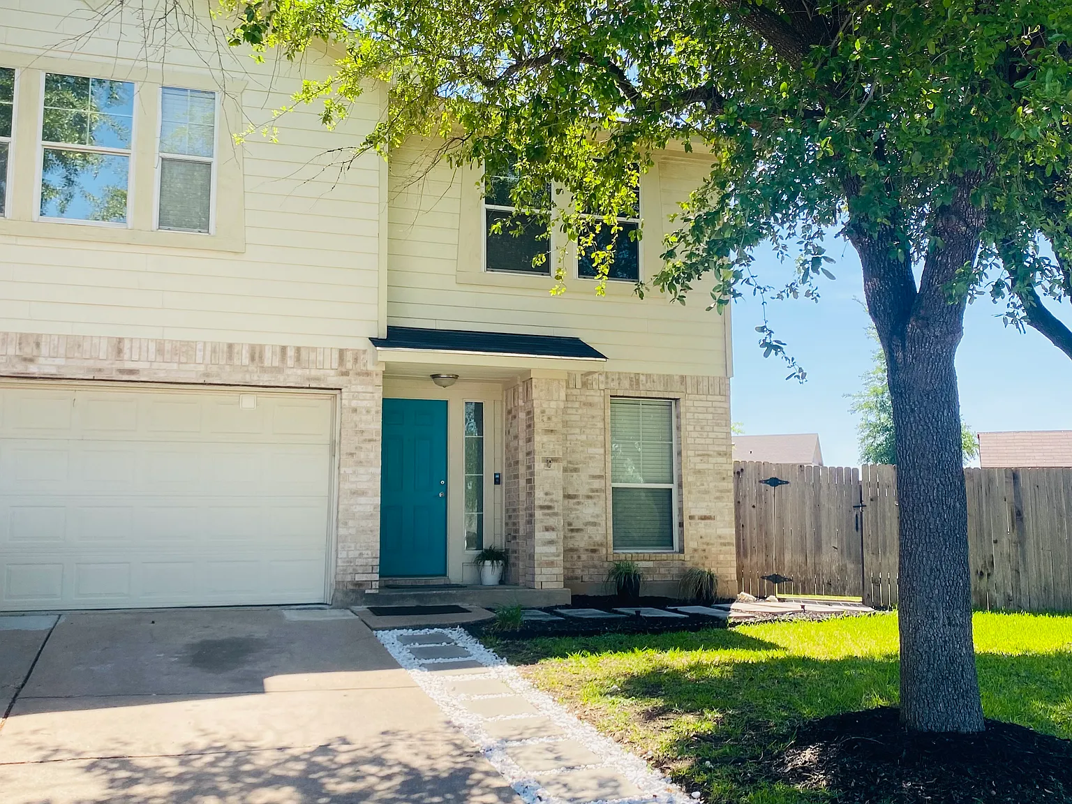 4 bed, 1989 sqft, $2,300 — Photo 1