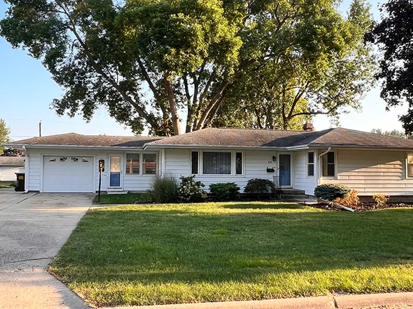 211 Maple Ave, Morrison, IL 61270