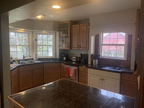 3rd image of 5020 Graceland Ave