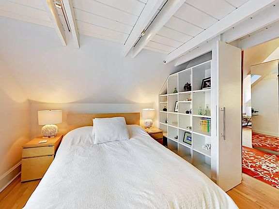 2nd upstairs bedroom with queen bed