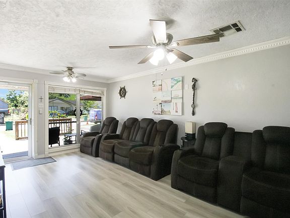4th image of 306 W Houston Ave