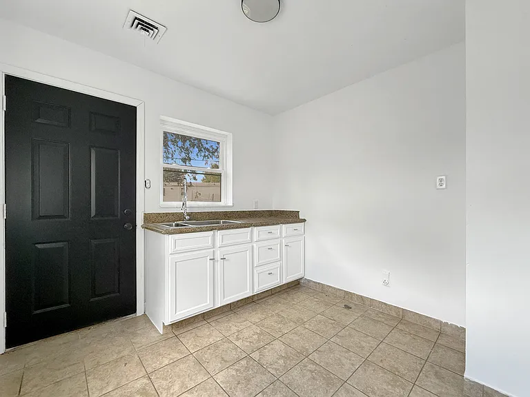3044 Hickory Grove Ave — Photo 2