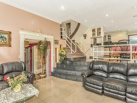 5th image of 65 Sherrard St