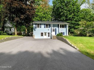 24 Lamplighter Ln, Saratoga Springs, NY 12866
